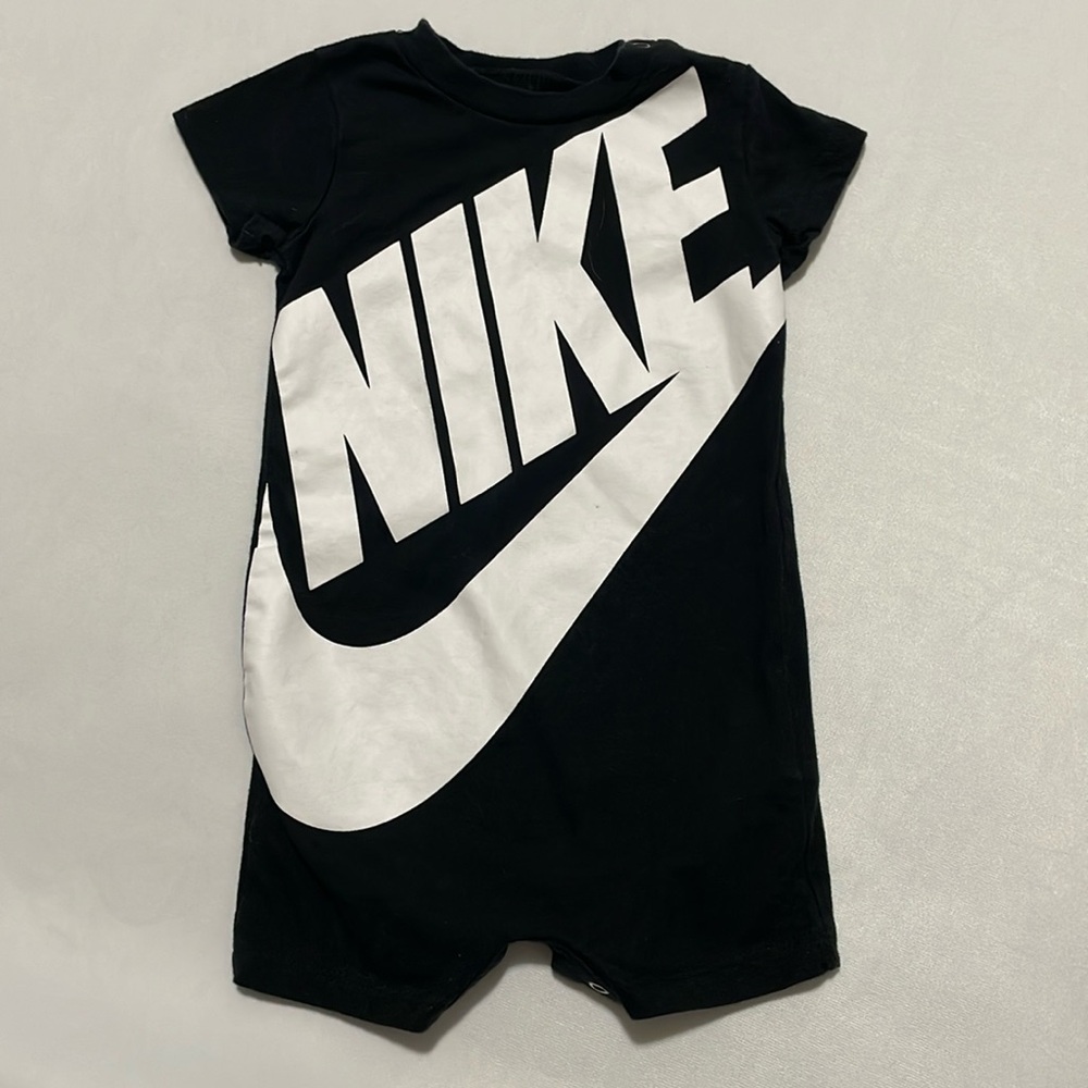 Nike baby Onsie size 6 months 62-68‎ cm black and white